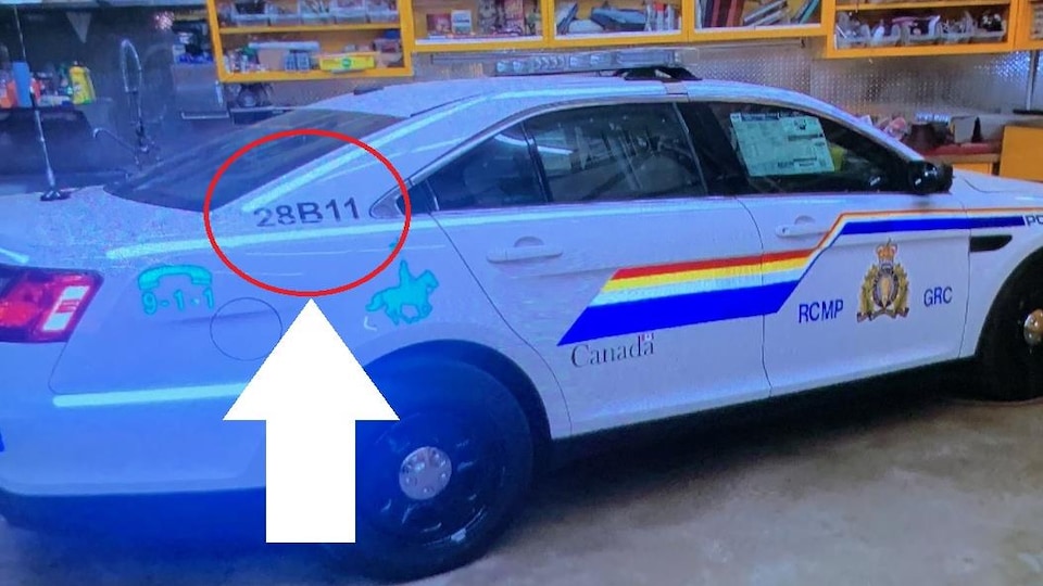 Une voiture de police avec une flèche qui montre le faux numéro d'identification du véhicule. 