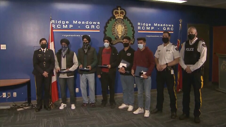 Les cinq jeunes, prix à la main, sont dans le détachement de la GRC de Ridge Meadows.