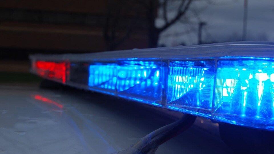 Les gyrophares d'une voiture de la Gendarmerie royale du Canada