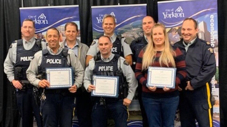 Les 8 policiers de la GRC de Yorkton qui posent lors de la remise du prix de service communautaire.