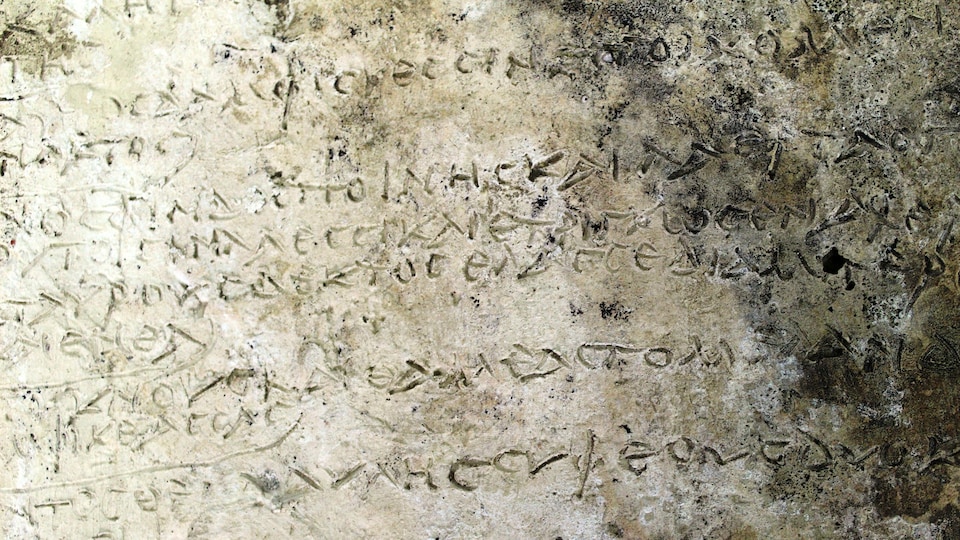 La plaque a été découverte sur le site antique d'Olympie.