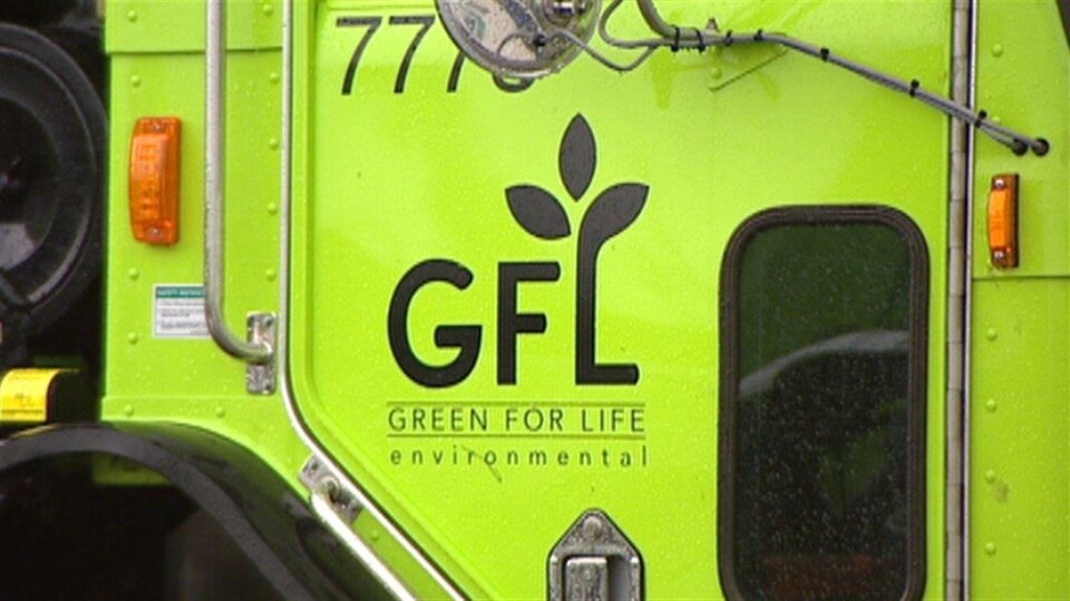 Logo sur un camion de la compagnie GFL.