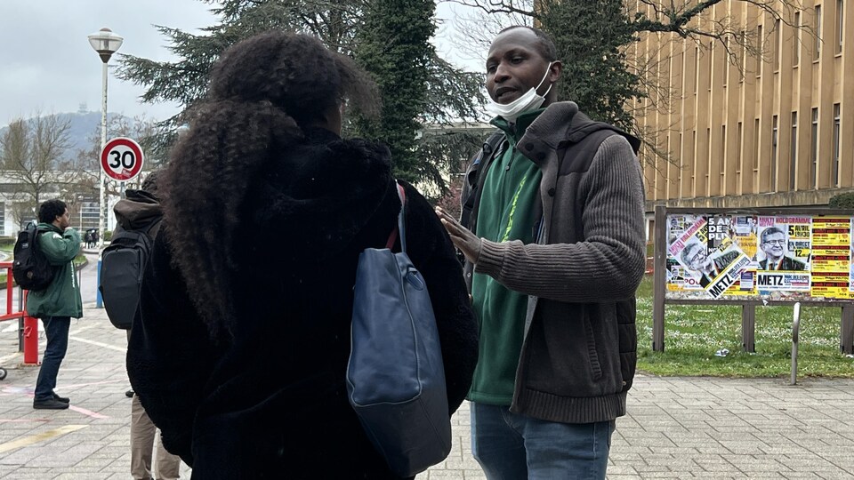 Mamadou Karim Sissoko talks to the students.