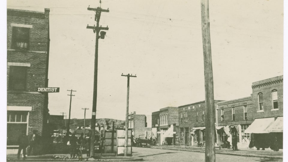 Des bâtiments alignés sur une rue. 