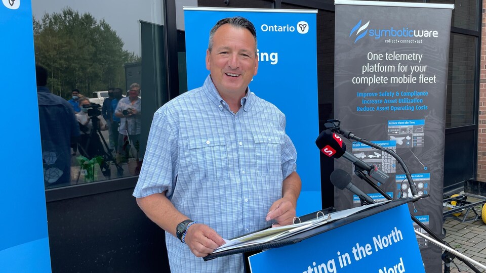 Le ministre du Développement du Nord, des Mines, des Richesses naturelles et des Forêts, Greg Rickford, fait une annonce à Symboticware.