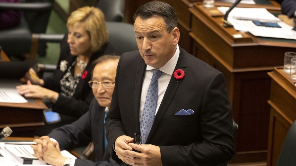 Greg Rickford se tient debout et prend la parole lors d'une période de questions à l'Assemblée législative de l'Ontario.