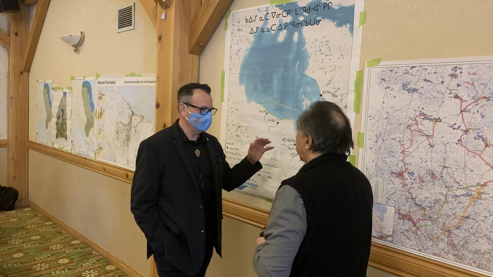 Greg Rickford parle avec Lawrence Martin près d'une carte de la baie d'Hudson.