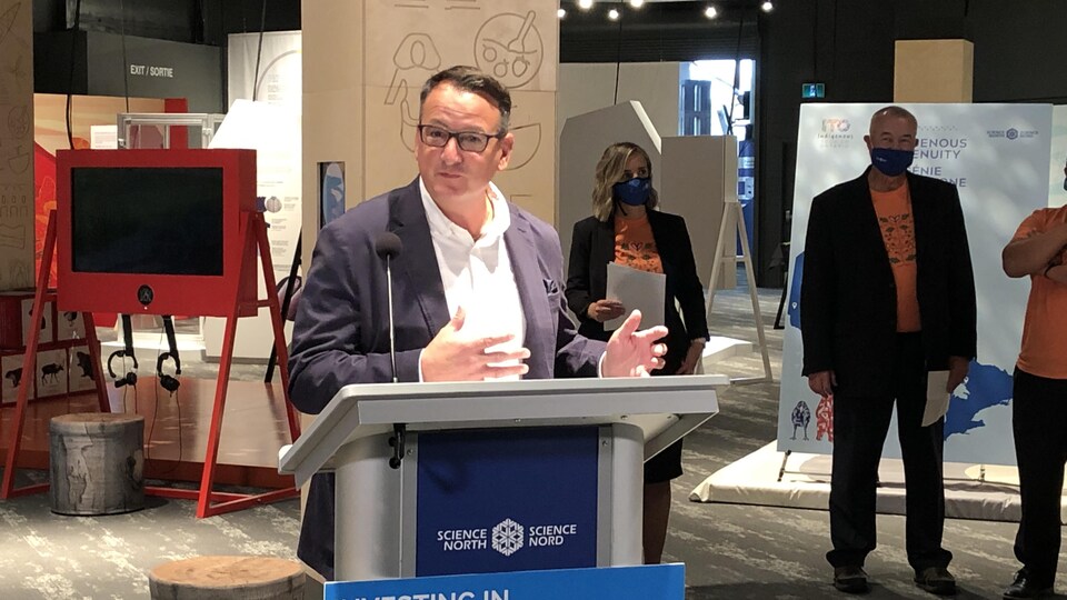 Greg Rickford, député provincial de Kenora—Rainy River, s'adresse aux médias.