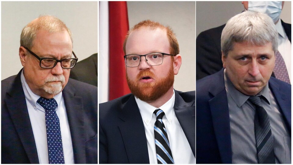 Gregory McMichael, Travis McMichael et William Bryan en salle de cour.