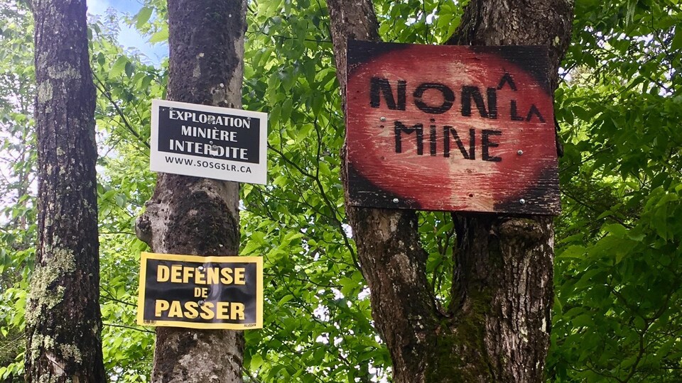 Des panneaux sur lesquels sont écrits des slogans indiquant une opposition aux mines.