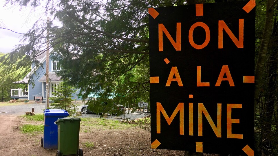 Une affiche sur laquelle est écrit : « Non à la mine ».