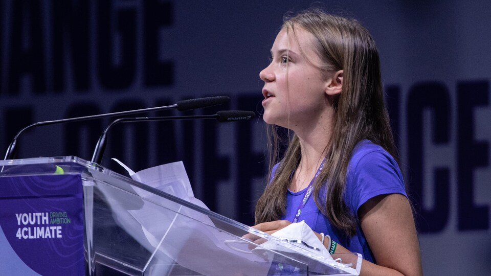 Greta Thunberg s'exprime à une tribune de l'événement Youth4Climate.