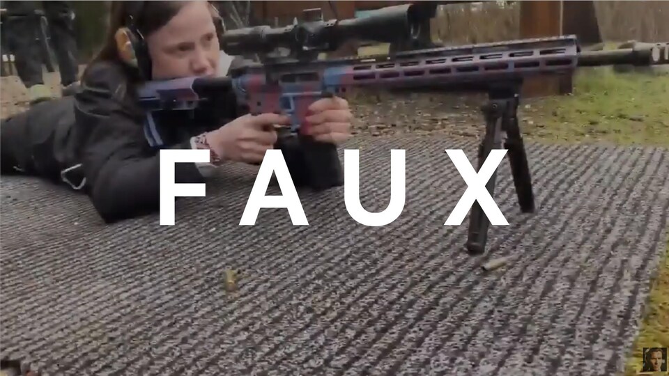 Nous voyons une jeune femme tirer une arme d'assaut.