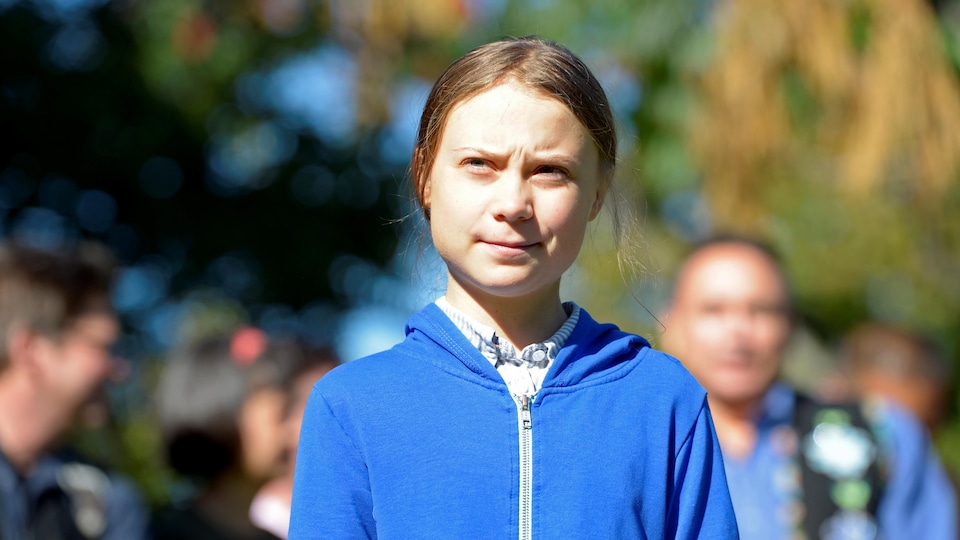 Greta Thunberg marche dans les rues de Montréal.