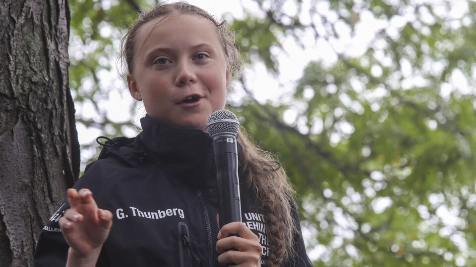 La jeune Greta Thunberg donne un point de presse après être débarquée à New York