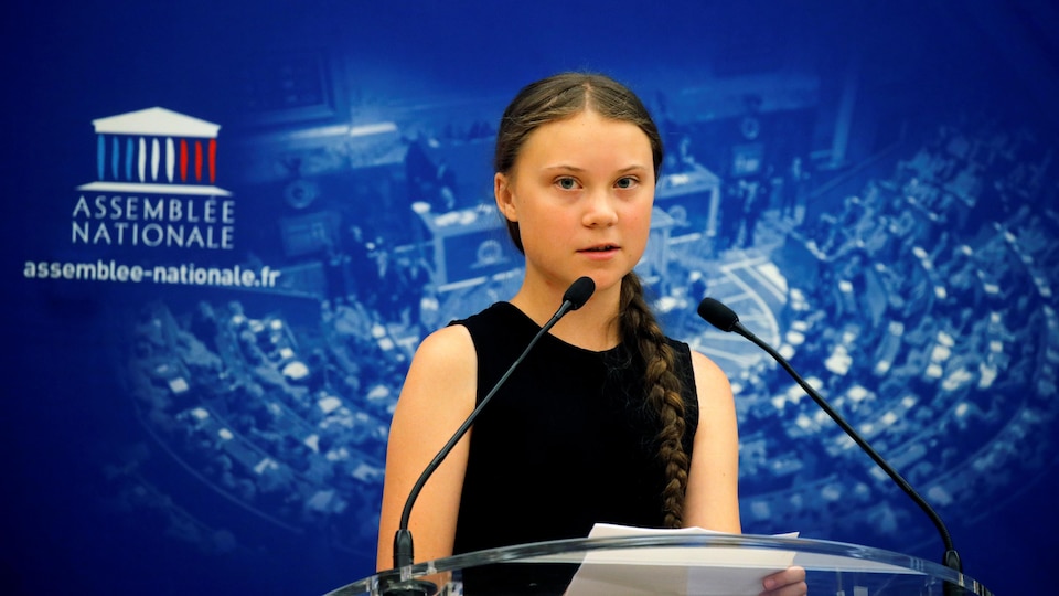 La militante suédoise pour l'environnement Greta Thunberg prononce un discours avant un débat avec des parlementaires français à l'Assemblée nationale à Paris.