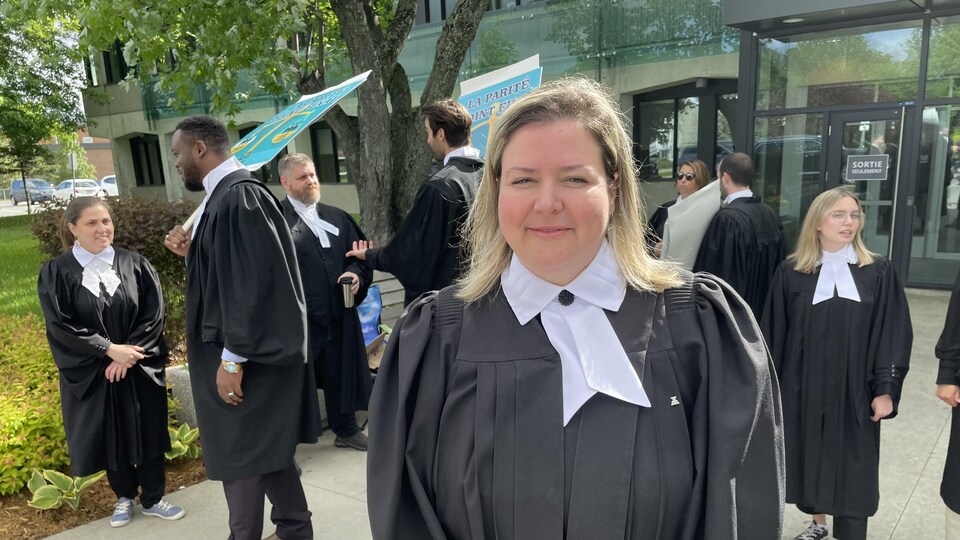 Me Marie-Claire Lemieux à la manifestation des avocats de l'aide juridique devant le palais de justice de Val-d'Or.