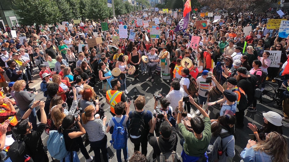 Des manifestants ont formé un cercle de tambours lors de la marche pour le climat à Toronto.