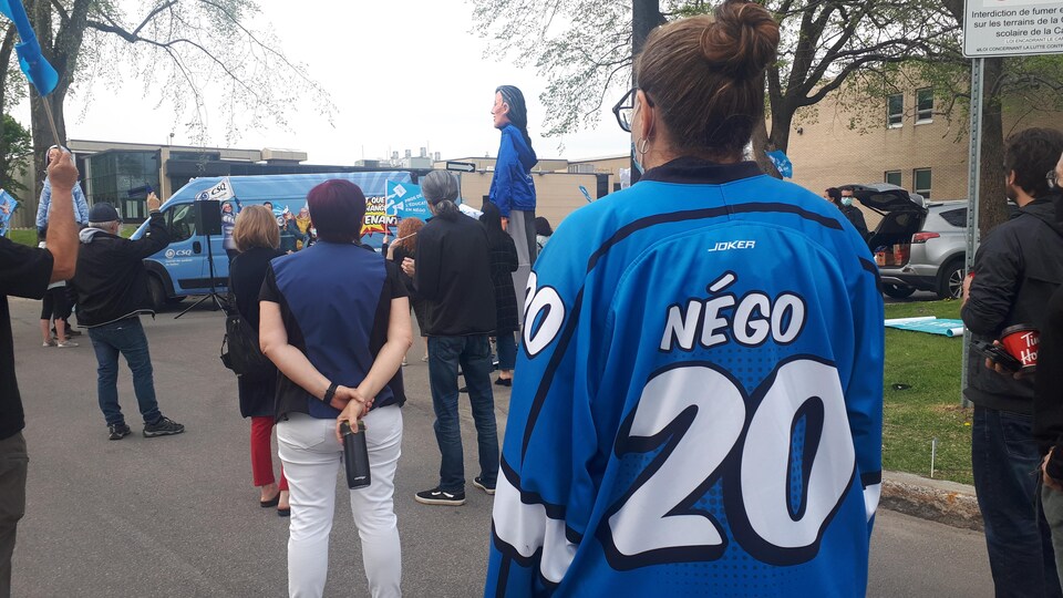 Un rassemblement dans un stationnement