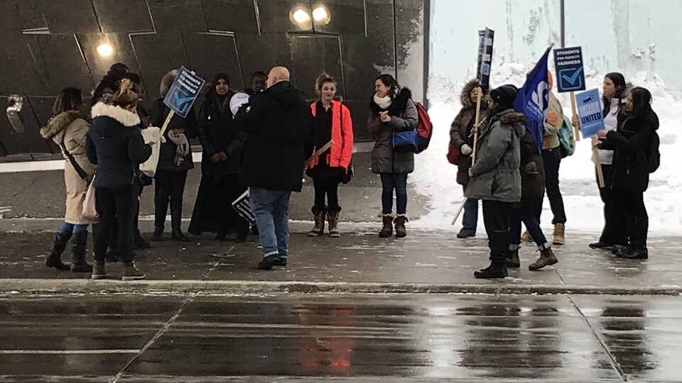étudiants manifestant avec des pancartes et des porte-voix