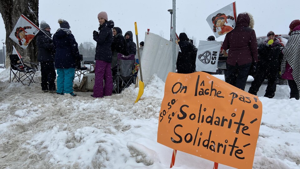 Une dizaine d'éducatrices manifestent depuis ce matin près d'une installation à Saguenay.