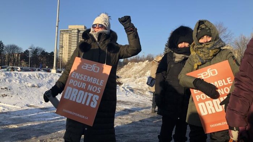 Des enseignants manifestent lors d'une journée de grève en Ontario.