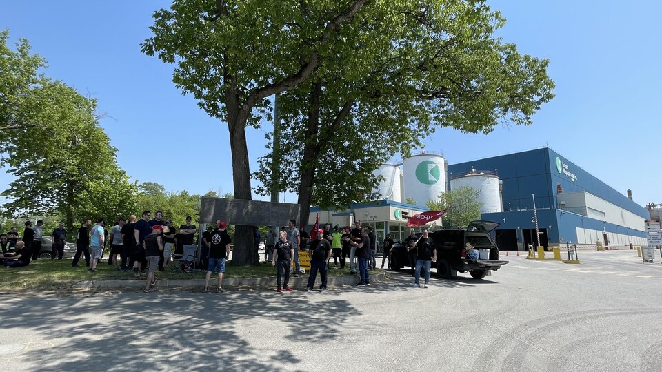 Grève générale illimitée chez Kruger-Wayagamack | Radio-Canada.ca