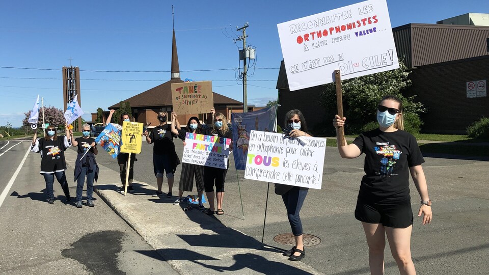 Des travailleuses de l'école Zénon-Soucy à Matane manifestent devant leur école.