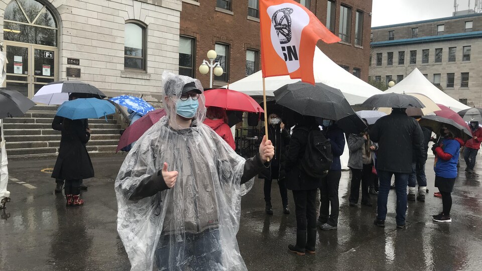 Des enseignants manifestent devant le Cégep Garneau, à Québec.