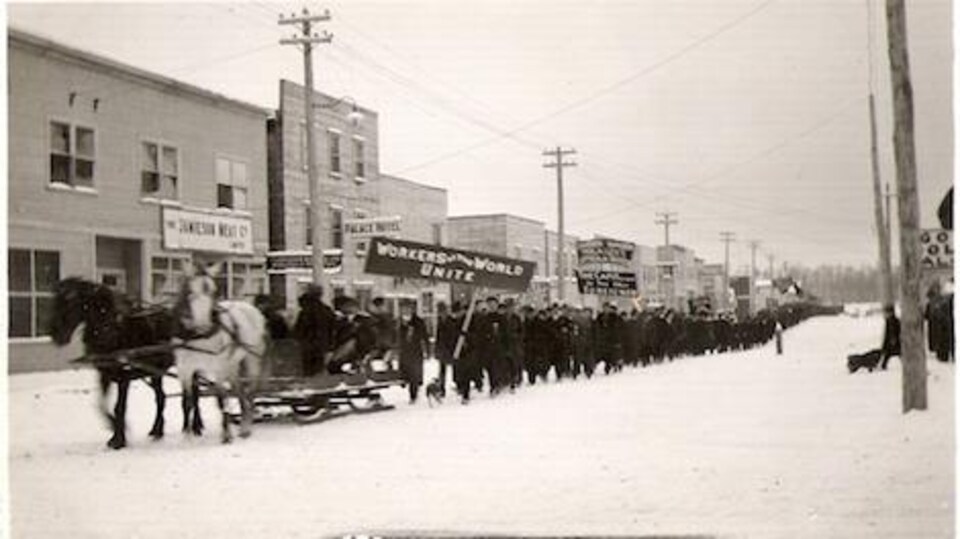 Les travailleurs dans les rues de South Porcupine à l'hiver 1912.