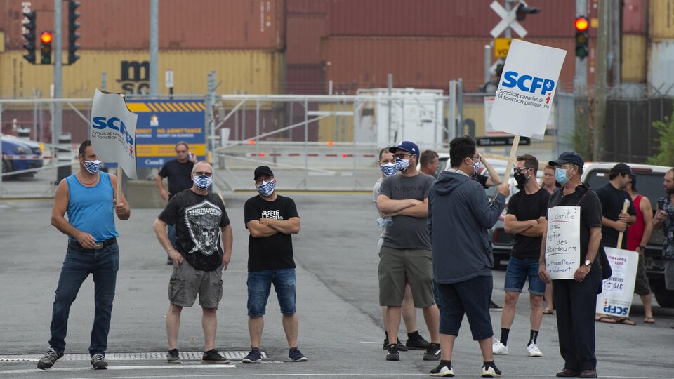 Une manifestation des débardeurs sur le port de Montréal