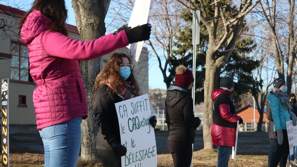 Des enseignantes manifestent devant l'école Saint-Jean de Rimouski, le 14 avril 2021.