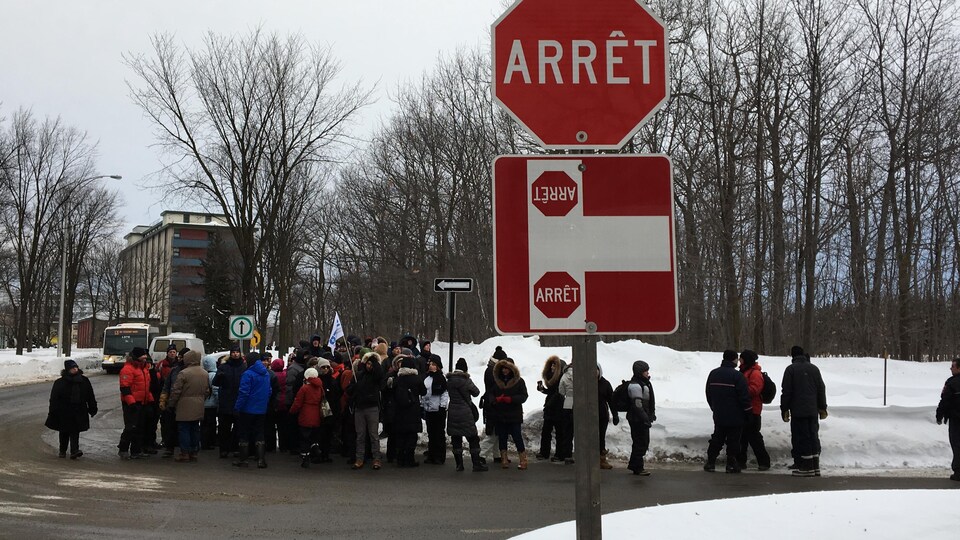Des employés de soutien manifestent sur le campus de l'Université Laval.