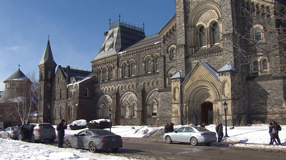 L'Université de Toronto.