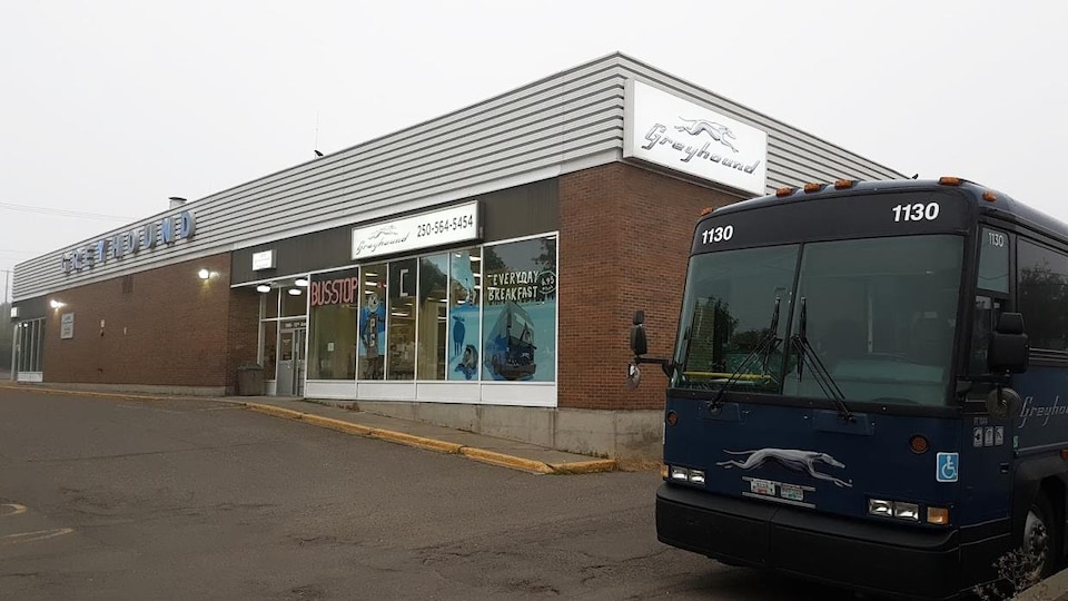 Un autocar Greyhound devant la gare de Prince George, en Colombie-Britannique