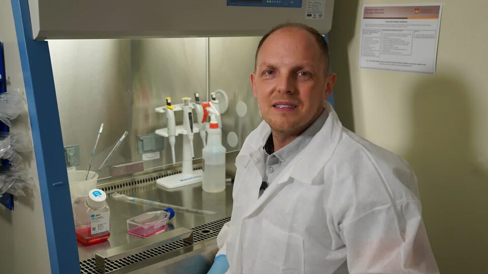 Un scientifique dans son laboratoire.