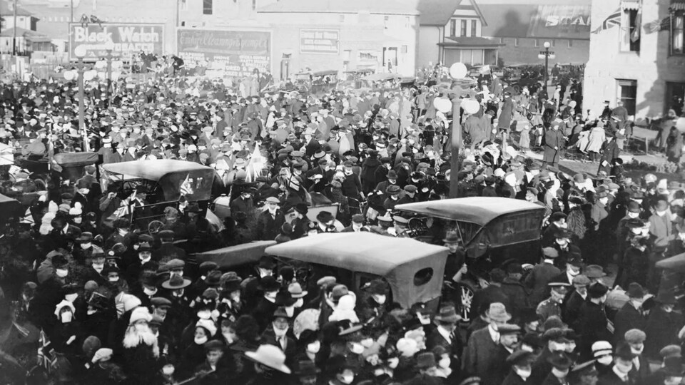 Des milliers de personnes dans la rue à Calgary pour l'armistice de 1918.