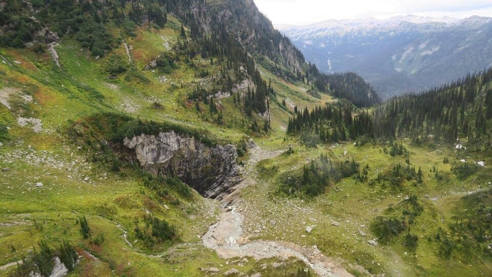 Un trou rocheux dans un terrain accidenté.