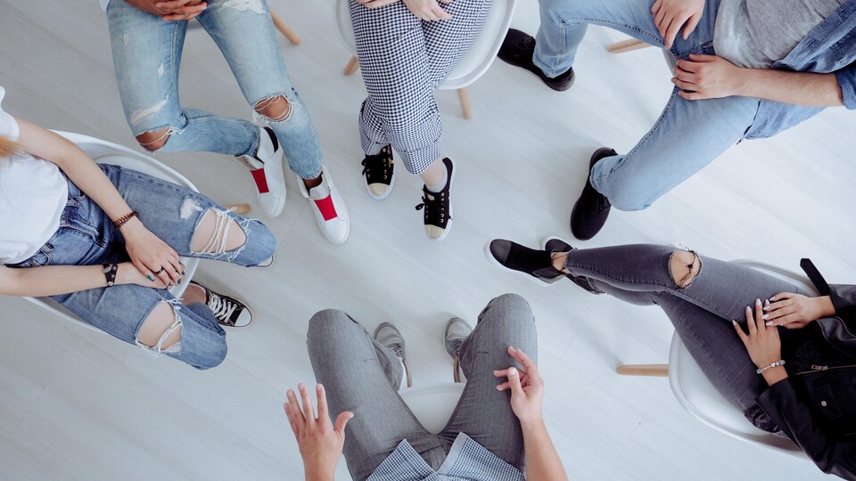 Vue en plongée d'adolescents assis en cercle.
