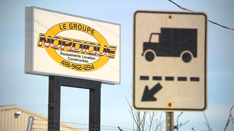 Panneau du Groupe Nordique sur lequel figure le numéro de téléphone de l'entreprise.