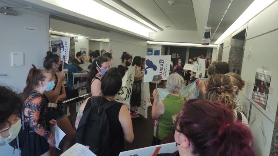 Des manifestantes dans les bureaux de Geneviève Guilbault.