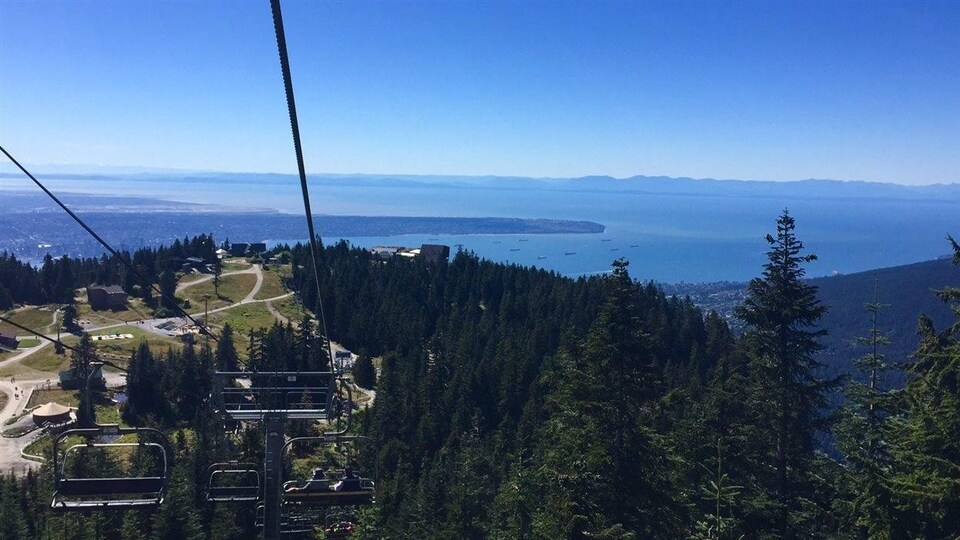 Vue de la montagne Grouse en été.