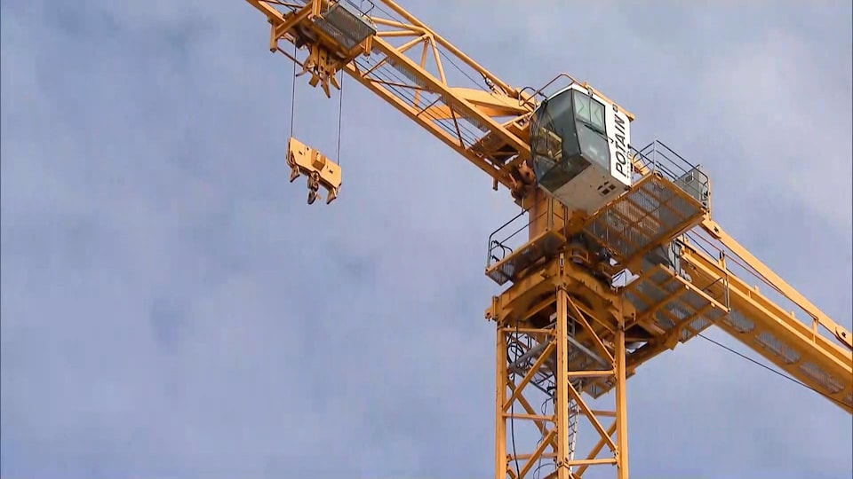 Vue d'une grue d'un chantier de construction à Québec, le 28 avril 2020