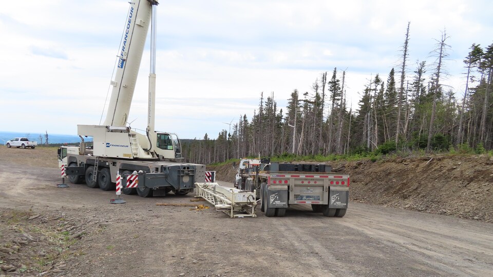 Une grue de l'entreprise JM Francoeur est installée sur le site du parc éolien du Lac-Alfred.