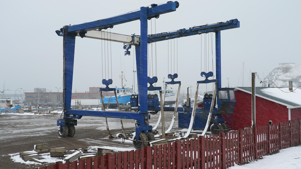La grue bleue est stationnée dans le port de Cap-aux-Meules, aux Îles-de-la-Madeleine.