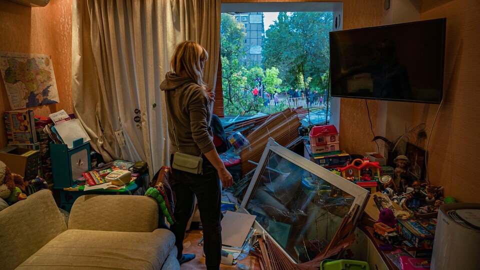 Une Ukrainienne au milieu de son appartement soufflé par un bombardement.