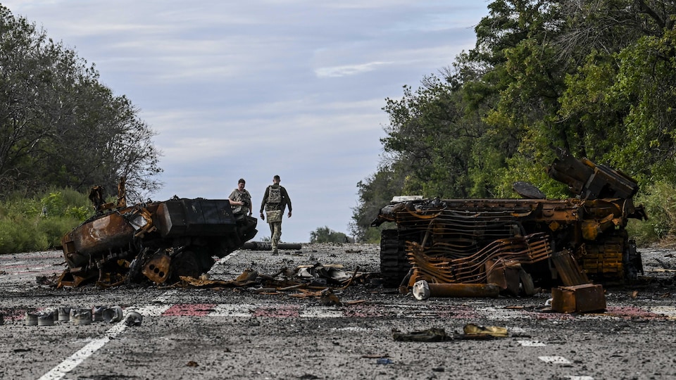 Des chars détruits au milieu de la route à Balakliya, dans la région de Kharkiv.