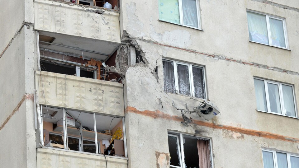 Un immeuble à logements endommagé par des combats.