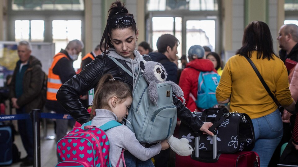 Des réfugiés ukrainiens dans une gare en Pologne.