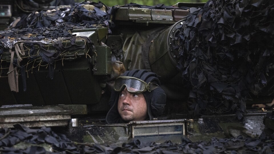 Un soldat en action, dans un char d'assaut.